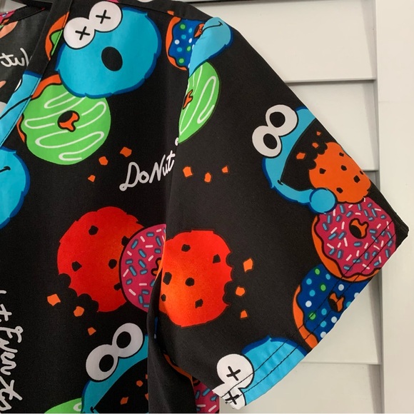 Women’s Sesame Street Cookie Monster V-neck Scrub Top | Tooniforms | Size Medium - Picture 4 of 8